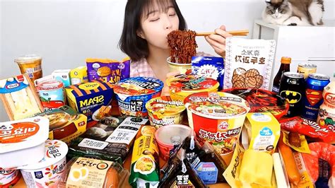 Tzuyang Mukbang Vlog - Convenience Store Mukbang at 1AM🔥 New Spicy Ramyun Noodles with Kimbap ...