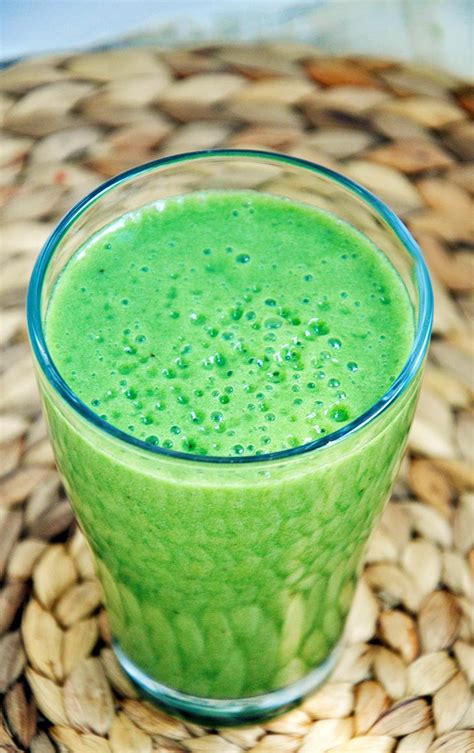 Green Barley Grass Smoothie - Gourmandelle | Vegetarian Blog