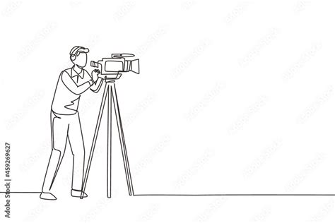 Single one line drawing professional cameraman, operator, videographer ...