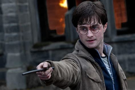 Harry Potter's Iconic Wand and Spectacles From the Film Are For Sale ...