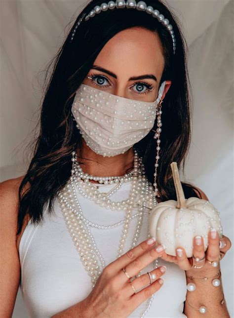 Pearls Halloween Costume - Sydne Style | Pearls outfits, White eyeliner ...