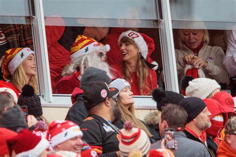 Taylor Swift and Travis Kelce Leave Hand in Hand After Tough Chiefs ...