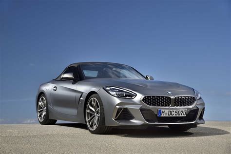 The new BMW Z4 M40i Roadster in color Frozen Grey II metallic and 19" M ...