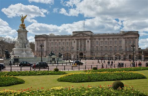 Dosya:Buckingham Palace, London - April 2009.jpg - Vikipedi