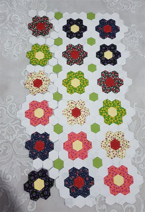 hexagon flower quilt tutorial | All about patchwork and quilting