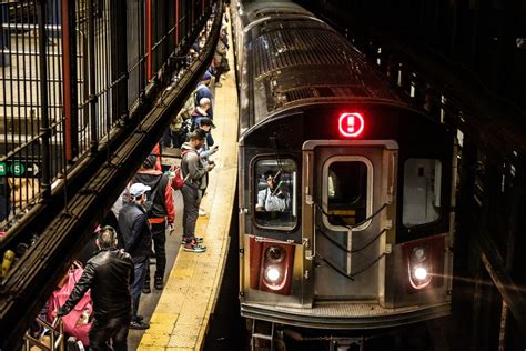 NYC Subway and Bus Employees Work Without a Contract After MTA Accord Expires - Bloomberg