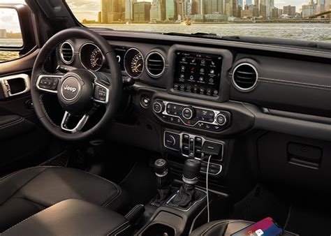 Jeep® Gladiator Interior - Truck Interior & Features