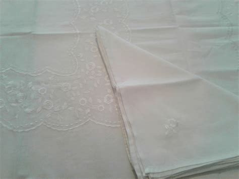 White embroidered tablecloth with satin stitch embroidery - Naxos Art