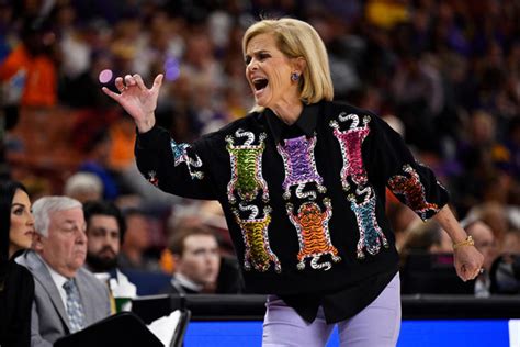 Kim Mulkey outfit: LSU coach draws attention for outfit in Tigers ...