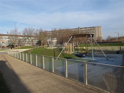 Playground in Burgess Park © Stephen Craven cc-by-sa/2.0 :: Geograph Britain and Ireland