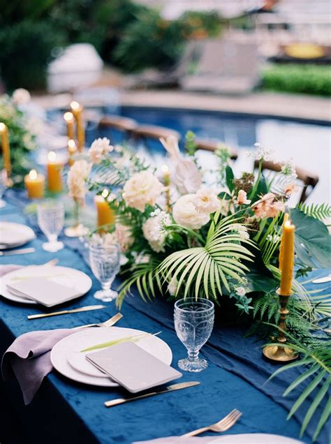 Tropical Hawaiian Wedding Editorial with Bold Blue | Déco mariage exotique, Mariage tropical et ...