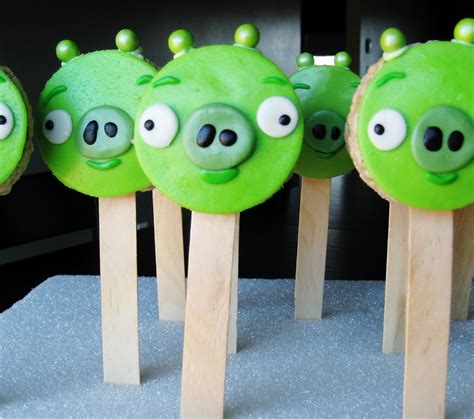 Custom Cakes by Julie: Angry Birds - Pigs on a Stick