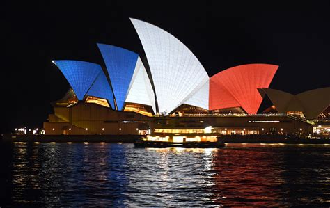 #PrayForParis: Nyalaan merah, putih dan biru di mercu tanda dunia - News Speed