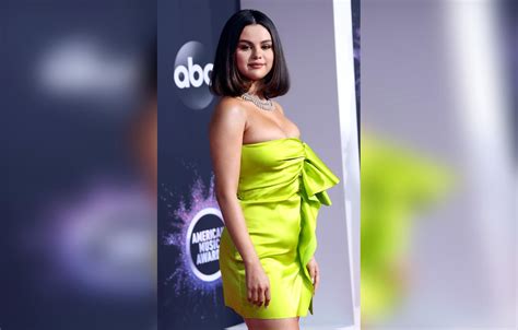 Selena Gomez: Thigh Tattoo & Neon Green Dress At 2019 AMAs