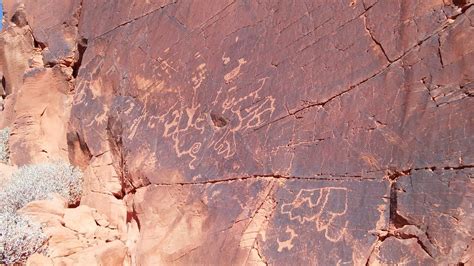 Petroglyphs on the North side of Valley of Fire State Park, Nevada | Petroglyphs, Valley of fire ...