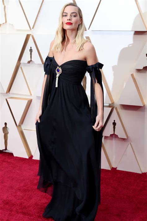 Margot Robbie’s Oscars 2020 Red Carpet Style Is Vintage Chanel – Footwear News