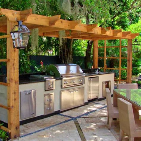 30 Outdoor Kitchens and Grilling Stations