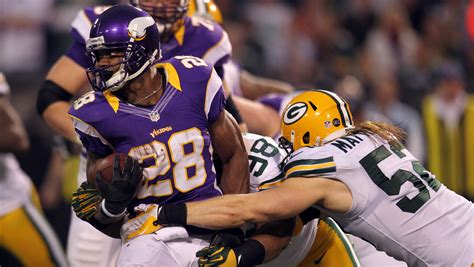 Adrian Peterson carries Vikings to playoffs