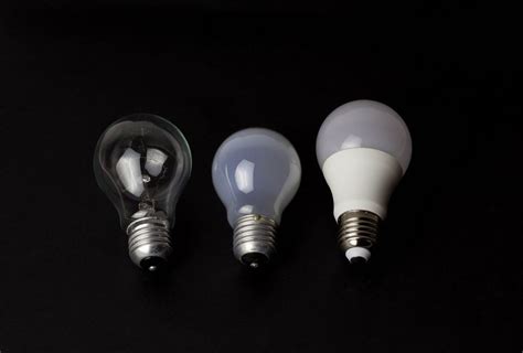 Light bulb in hand - Creative Commons Bilder
