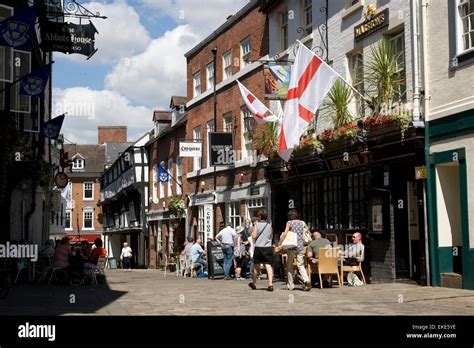 Shrewsbury town centre. Al fresco dining in Butcher Row, one of the Stock Photo, Royalty Free ...