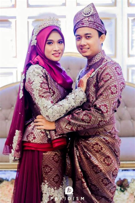 Baju Pengantin Warna Maroon Gold