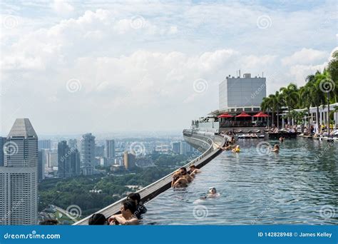 Infinity Pool at Marina Bay Sands, Singapore Editorial Stock Photo - Image of lookout, infinity ...