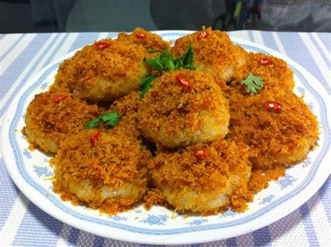 Steamed Glutinous Rice with Spicy Grated Coconut - Indonesian Ketan Serundeng | Baking's Corner