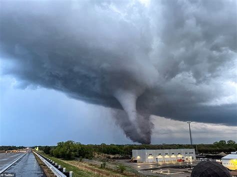 Devastating tornado rips through residential area in Kansas - Hot Lifestyle News