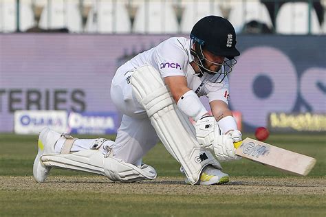 Ben Duckett gets low to sweep | ESPNcricinfo.com