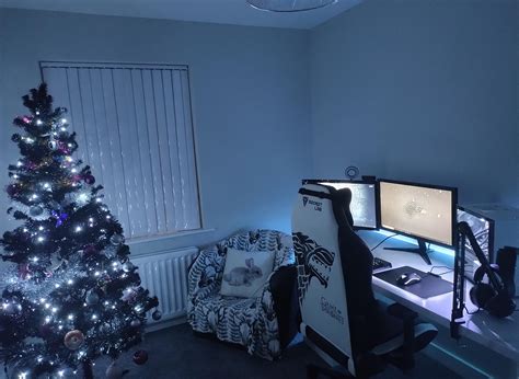 Christmas setup 🎄 : r/battlestations