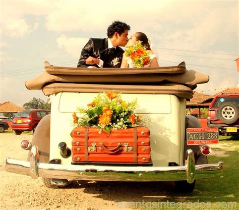 Novios , boda perfecta, carros antiguos | Carros antiguos, Boda, Novios