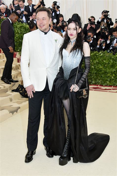 Met Gala: Elon Musk, Grimes make red carpet debut wearing... is that ...