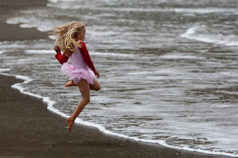 File:Girl on Beach.jpg - Wikimedia Commons