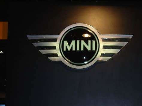 mini cooper emblem : New York Auto Show 2004 : Car Pictures by CarJunky®