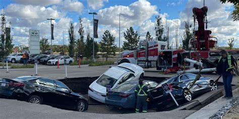 A Huge Sinkhole In Edmonton Swallowed 4 Cars At A Dealership & It Looks Wild (PHOTOS) - Narcity