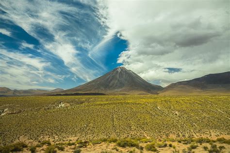 Volcán Licancabur | En medio de 2 naciones, Chile y Bolivia,… | Flickr