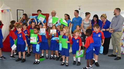 TV star Osher Gunsberg delivers stationery to Alexandra State Hills State School | Video, photos ...