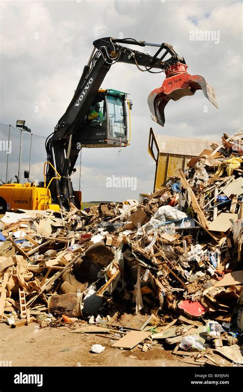 Scrapyard crane Stock Photo: 33403713 - Alamy