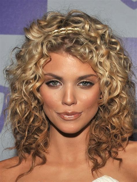 20 Glamorous Mid Length Curly Hairstyles for Women - Haircuts ...