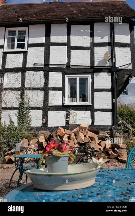 Typical half timbered house in English village Stock Photo - Alamy