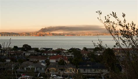 File:Chevron Richmond Refinery Fire 2012 -02.jpg - Wikimedia Commons