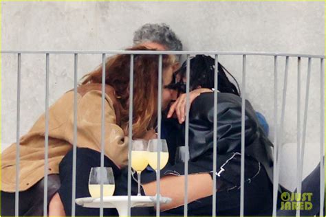 Photo: rita ora taika waititi tessa thompson pda pictures 20 | Photo ...