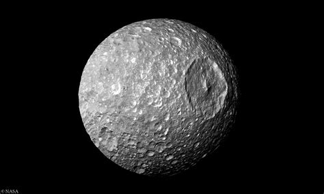 Mimas, l'étrange lune de Saturne qui ressemble à l'Étoile Noire