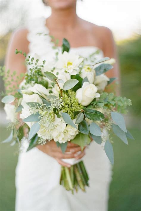 All White Wedding Bouquets Inspiration [2025 Guide & FAQs] | Rustic wedding flowers bouquet ...