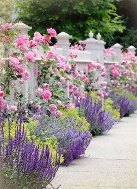 35 Beautiful Flower Beds Design Ideas In Front Of House - MAGZHOUSE | Small front yard ...