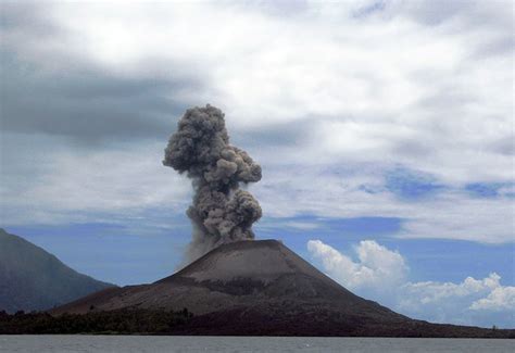 Île et volcan de Krakatoa à Indonésie 2025 - Rove.me