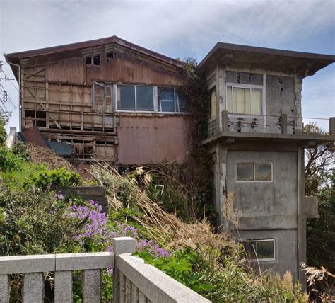 An abandoned house in Enoshima Japan. It's almost guaranteed to be haunted. [OC] | Abandoned ...