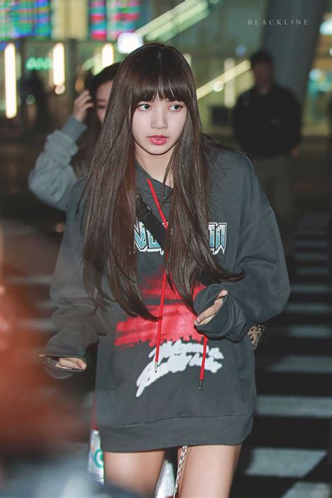 Blackpink-Lisa-Airport-Fashion-Nonagon-3