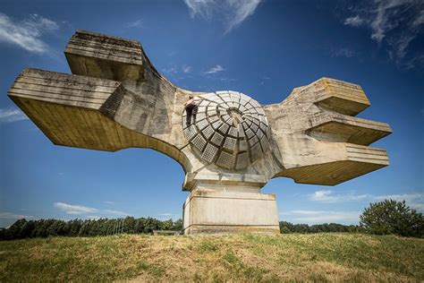 andy day documents parkour practice on architectural war monuments