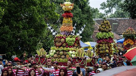 'Durian mountains' parade through Indonesia for annual festival - CGTN